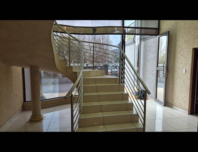 5 BEDROOM HOUSE FOR SALE IN HELDERWYK